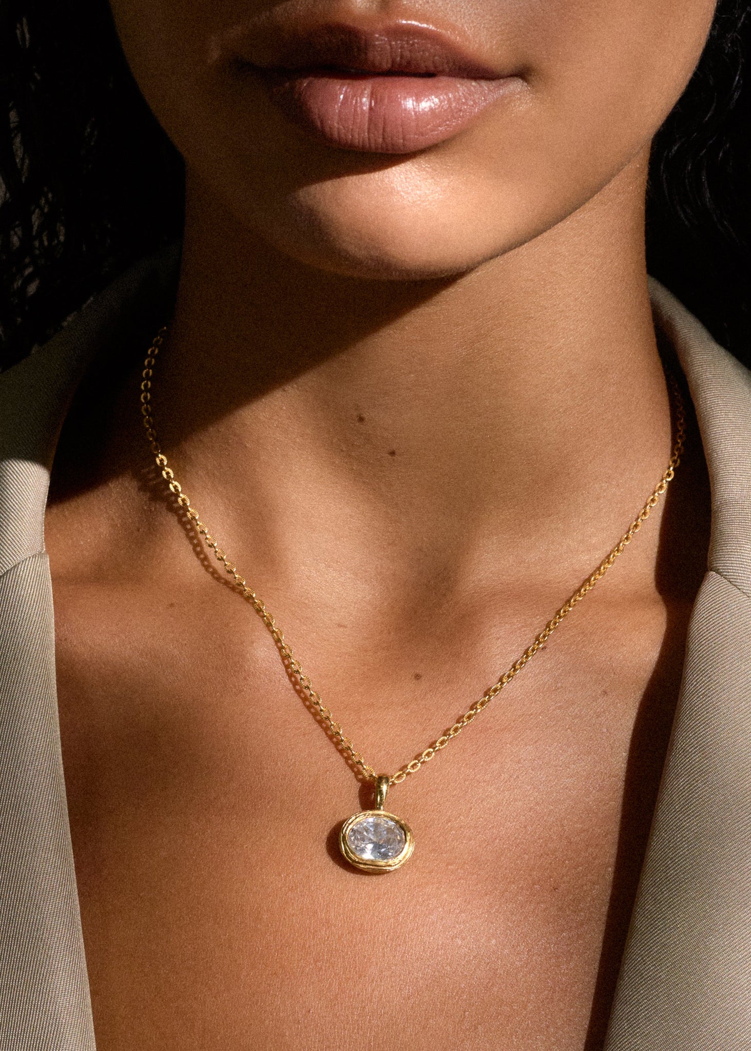 Vela Oval Pendant / gold