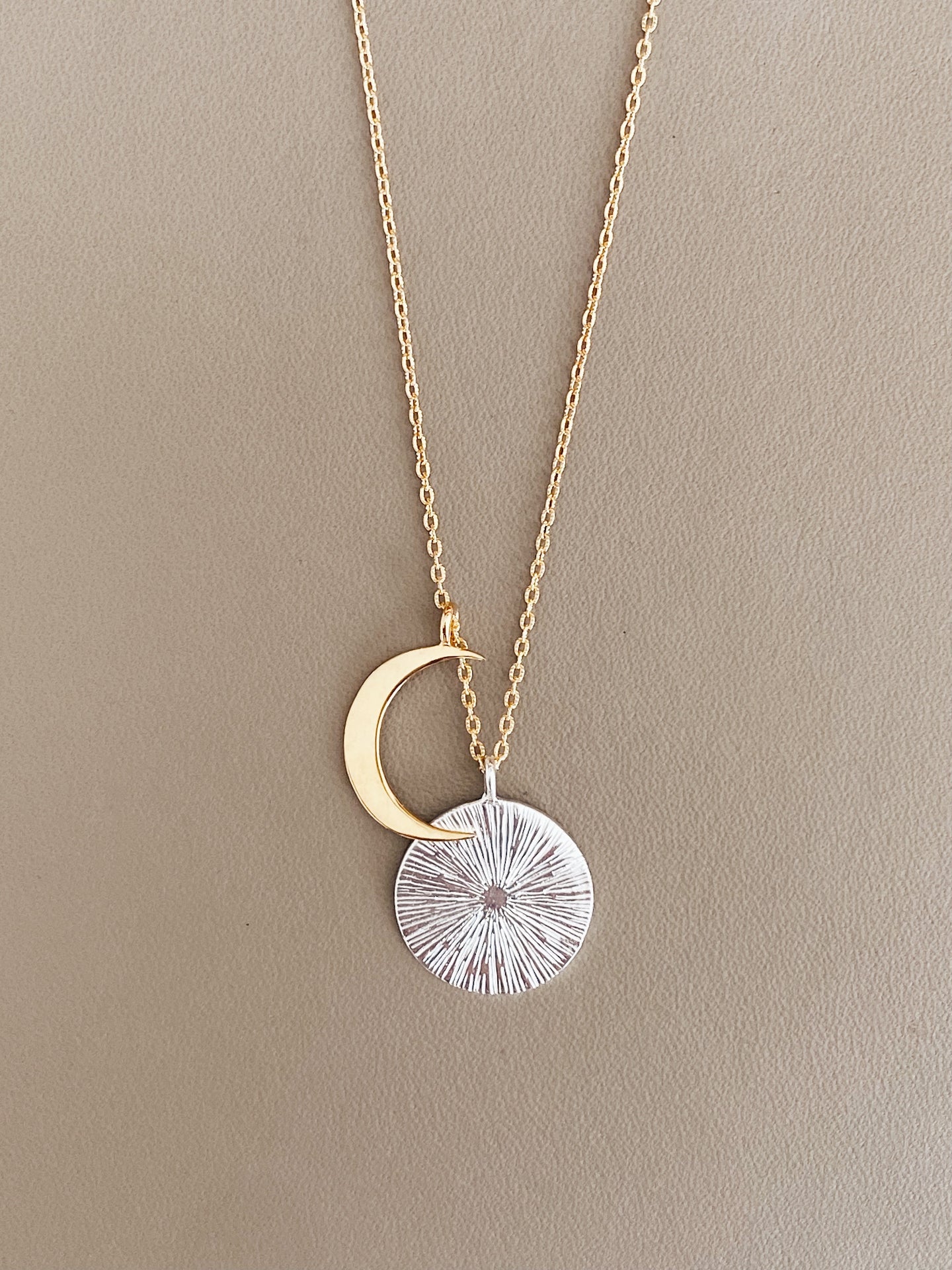 Eclipse Necklace / gold