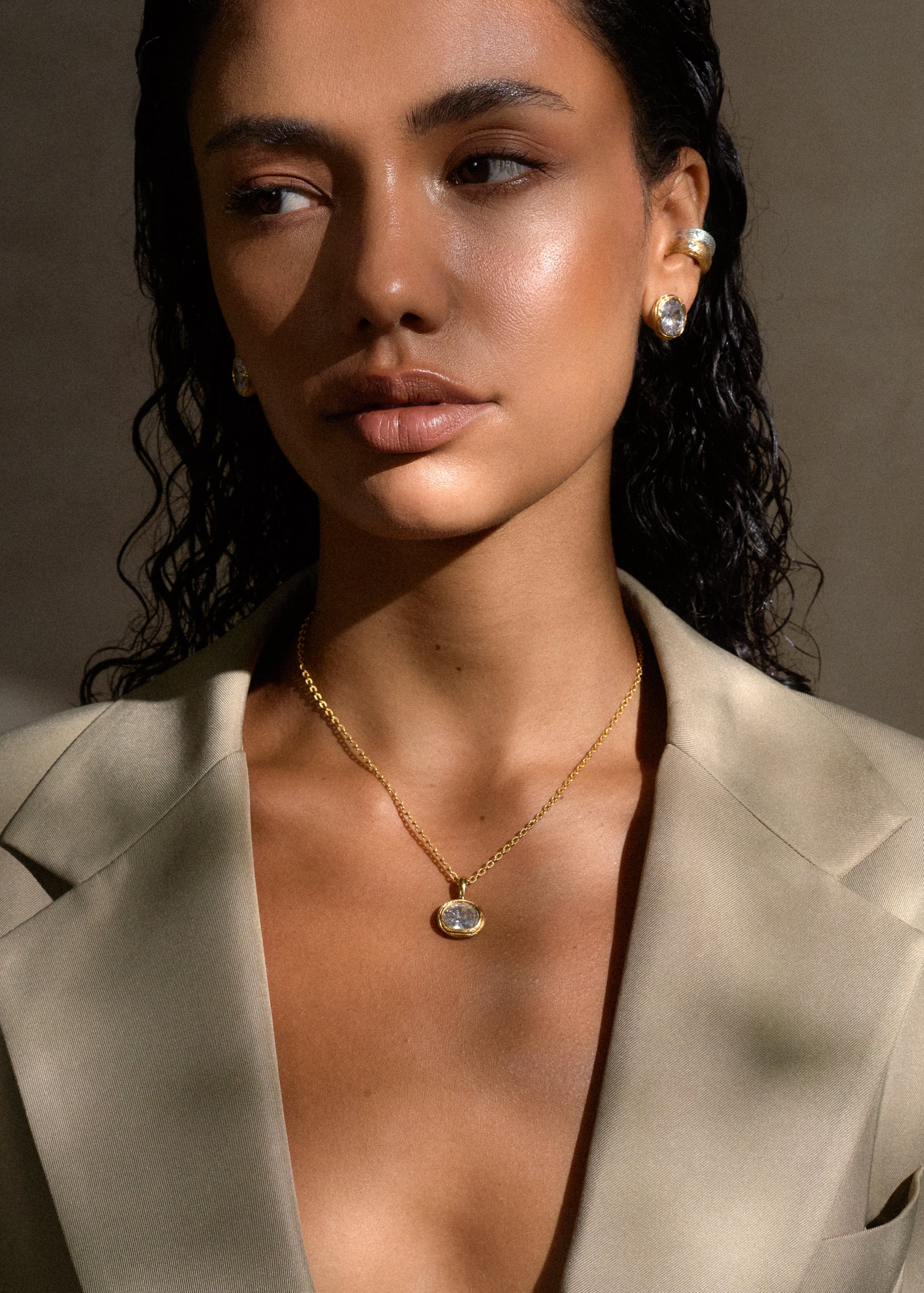 Vela Oval Pendant / gold